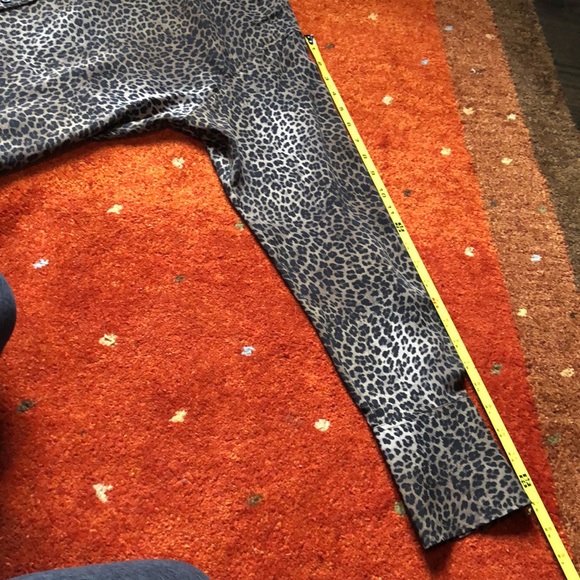 Gorgeous frame animal print silk blouse. Size M NWOT - Picture 7 of 10